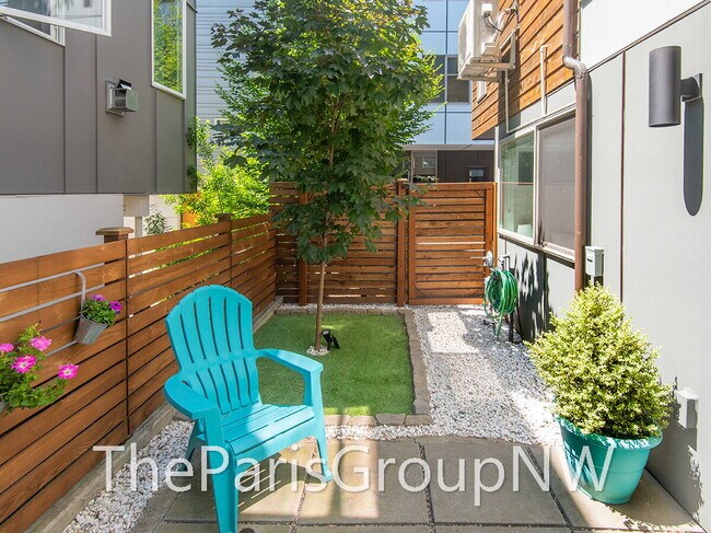 Foto del edificio - Stunning Mod 3BR+Den, 3.5BA Townhome * XL Roof Deck *A/C ++
