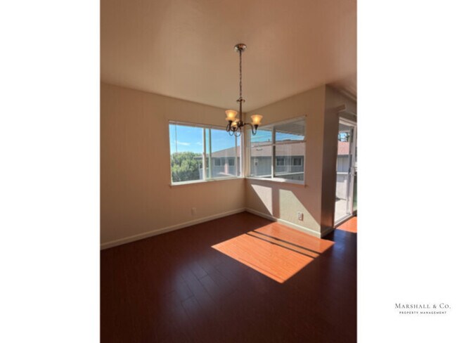 Foto del edificio - 3 BEDROOM, 2 BATH WITH NEW FEATURES, DECK, WASHER DRYER HOOK-UP, !