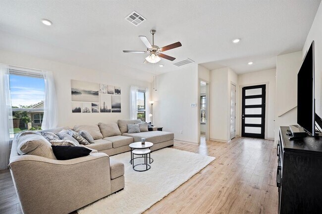 Foto del edificio - 900 Balsora Cv