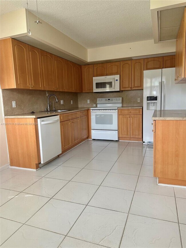 Foto del edificio - 12950 SW 7th Ct
