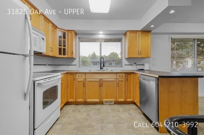 Building Photo - Bright Upper Suite