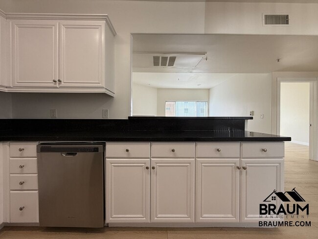 Building Photo - 10849 Fruitland Dr