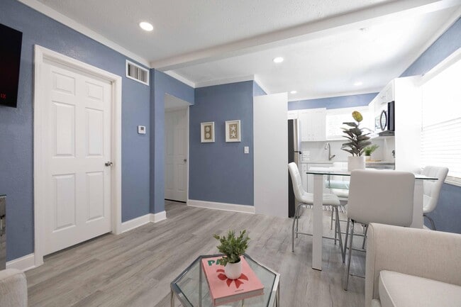 Building Photo - 420 Avenida Alegre
