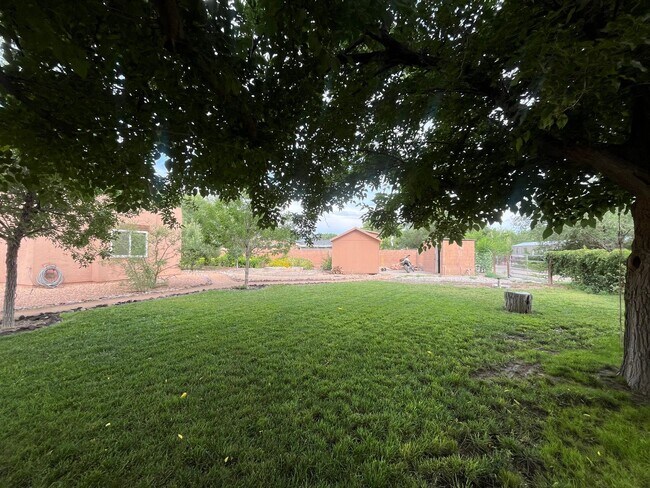 Building Photo - Gorgeous and Quiet 4 Bedroom 2.5 Bathroom ...