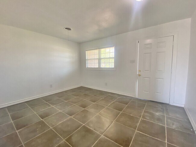 Foto del edificio - Newly remodeled home now available -