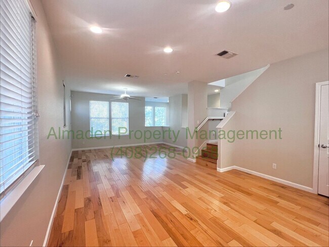 Building Photo - Newer Corner Townhome in Great Location! Central A/C & Pets Negotiable!