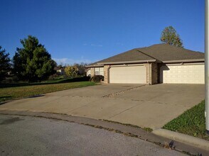 Building Photo - 3316 S Leawood Ave