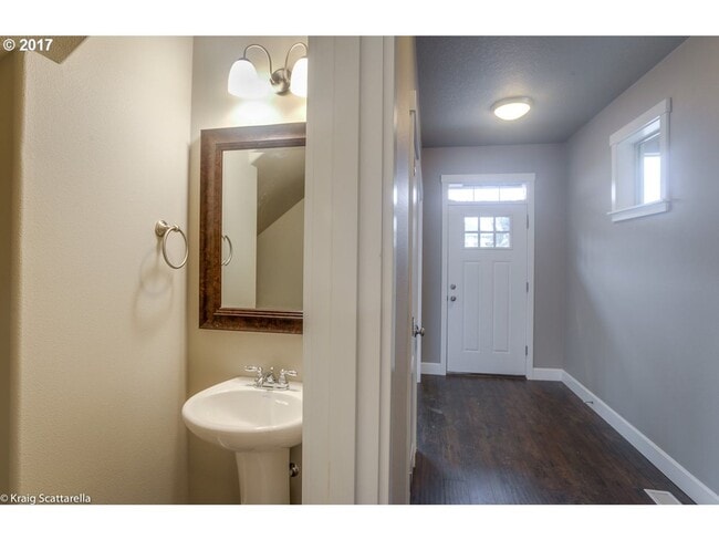 Building Photo - 4 Bedroom Home w/ Office! Built in 2017!