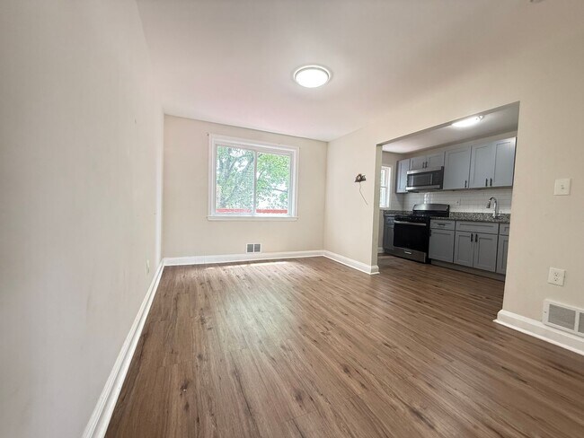 Foto del edificio - Four-Bedroom House in Parkville
