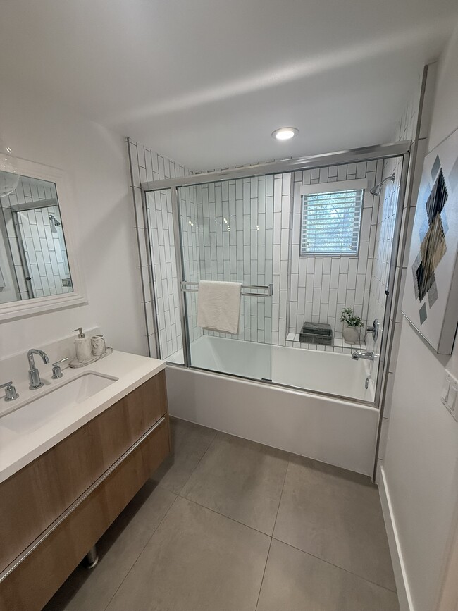 Building Photo - 239 S Marengo Ave