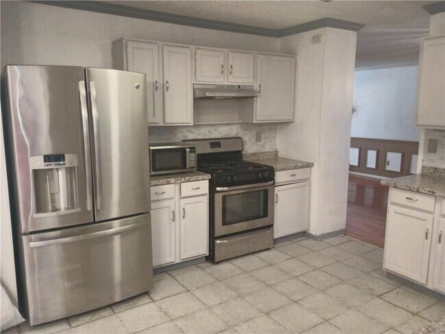 Building Photo - 1110 Redan Trce