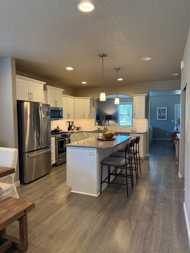 Building Photo - Beautiful 4-bdr with Bonus Loft and 3-car garage in Sisters!