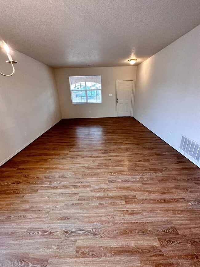 Foto del edificio - Stunning 2 story 2575 sq ft home- New Carpet