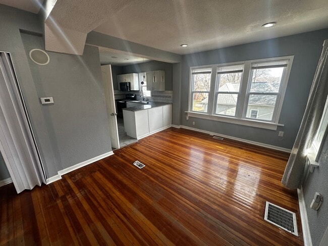 Foto del edificio - 215 E Cherry St