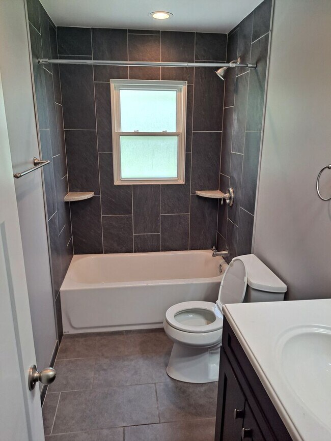 Foto del edificio - District 66 - 4/2/1 fenced backyard