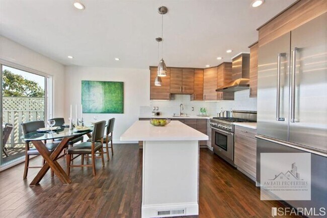 Foto del edificio - Bernal Heights Oasis: Stunning Renovated View Home with Modern Chic Open House Sunday 1/18 2-4