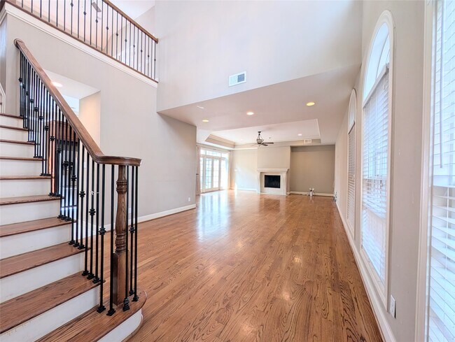 Building Photo - 5511 Val Verde St