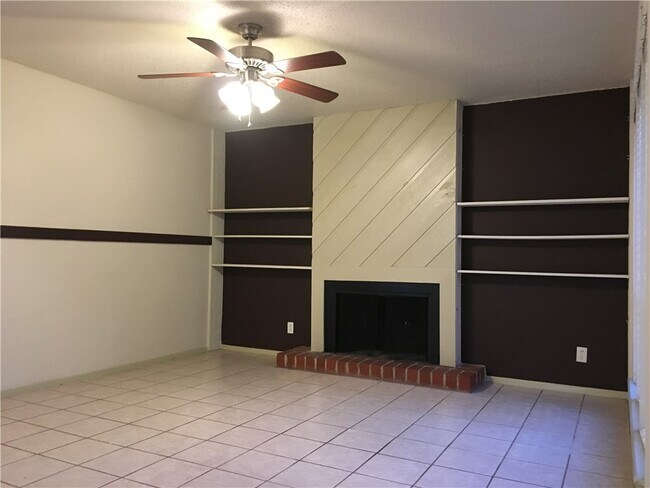 Foto del edificio - 7206 Creekside Dr