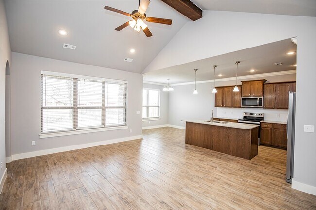 Building Photo - 307 Alder St