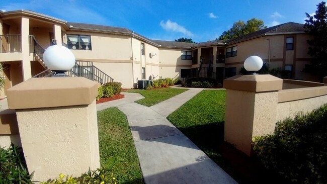 Building Photo - 2639 Heathcote Dr
