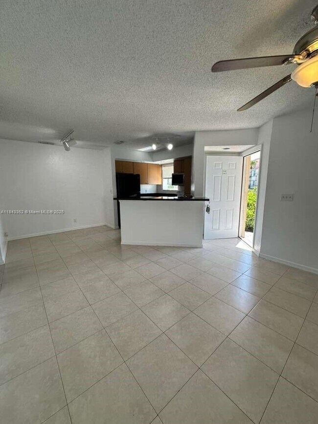 Foto del edificio - 3350 Pinewalk Dr N