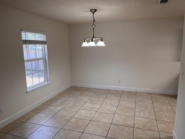 Building Photo - 6051 Savannah Dr
