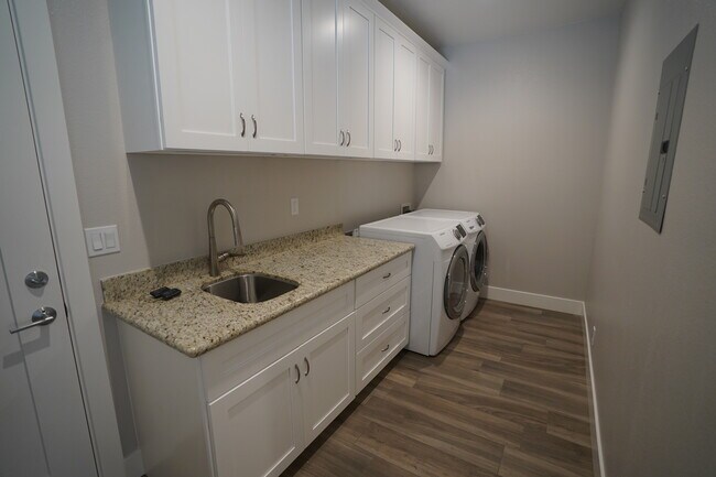 Foto del edificio - 10025 Grove St