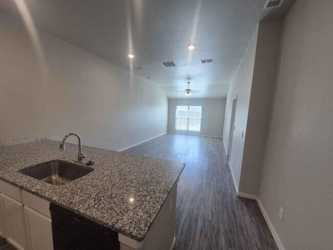 Foto del edificio - 2102 N Avenue J