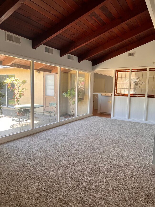 Building Photo - 1143 Solana Dr