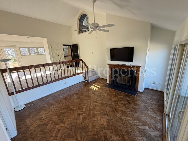 Foto del edificio - 711-D Marshall St-1BR/1BA Third Floor Condo, Near Old Salem
