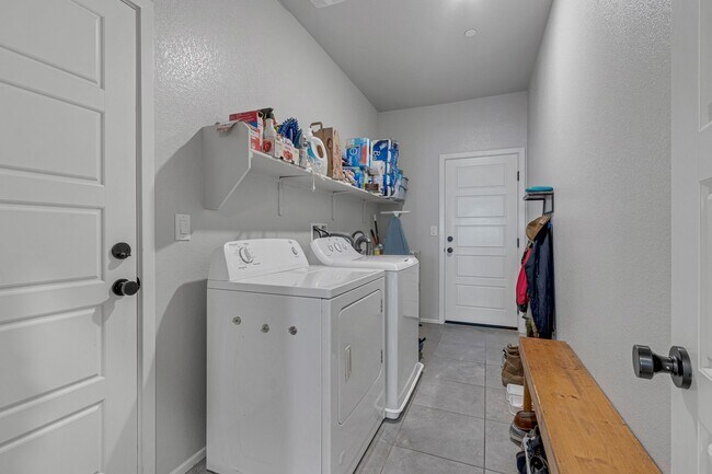 Foto del edificio - GORGEOUS TOWNHOME BUILT IN 2020 LOCATED IN A GATED COMMUNITY!