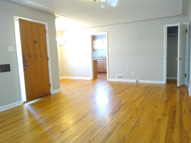 Foto del edificio - Park Hill 2 Bedroom 1 Bath Central Air! At...