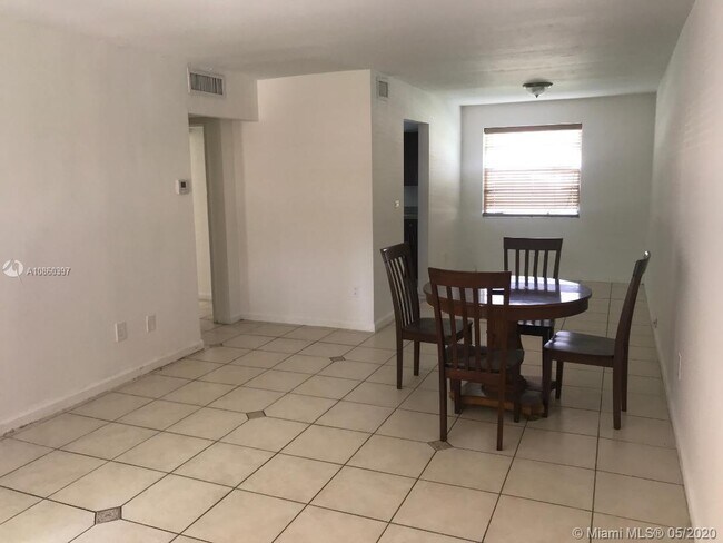 Foto del edificio - 1350 NE 119th St