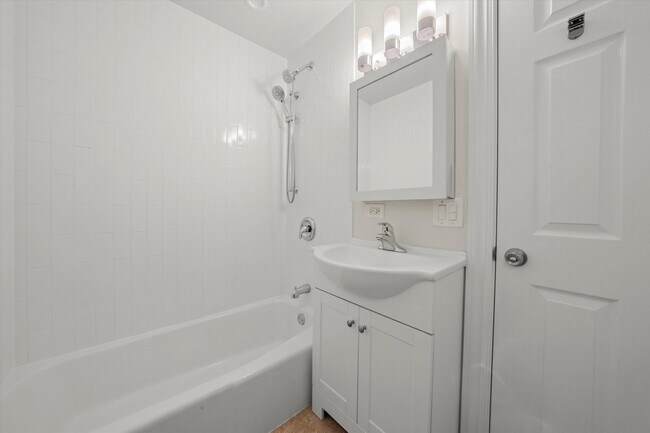 Building Photo - 1025 W 31st Pl