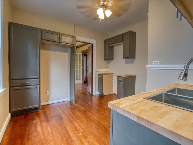 Foto del edificio - 10112 Columbia Ave