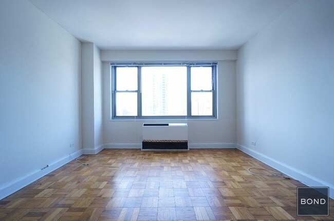 Foto del edificio - 353 E 83rd St