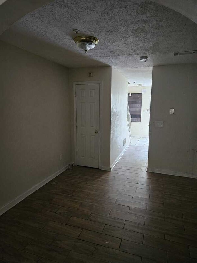 Building Photo - Spacious 3 Bedroom Town Home