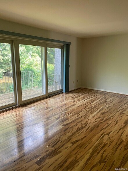 Building Photo - 629 Oakbrook W