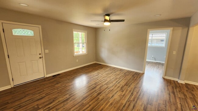 Building Photo - 120 Hazel Dr