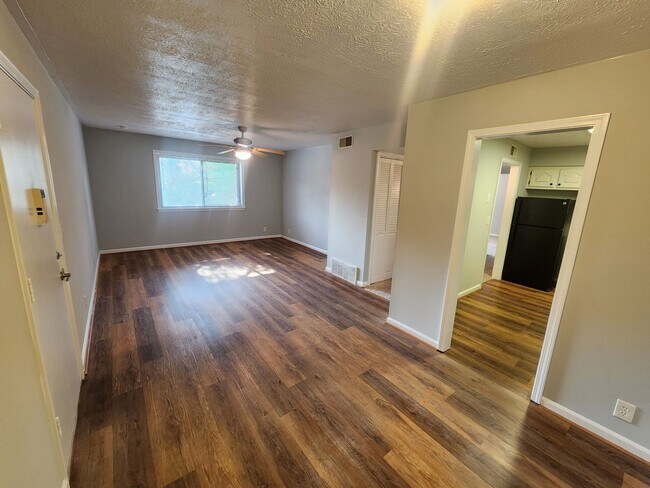 Foto del edificio - Beautiful 2 bedroom 1 bath 2nd floor condo...