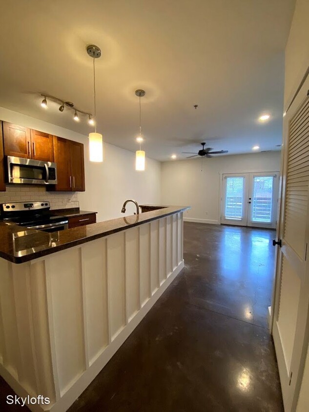 Primary Photo - 300 S Skyloft Dr