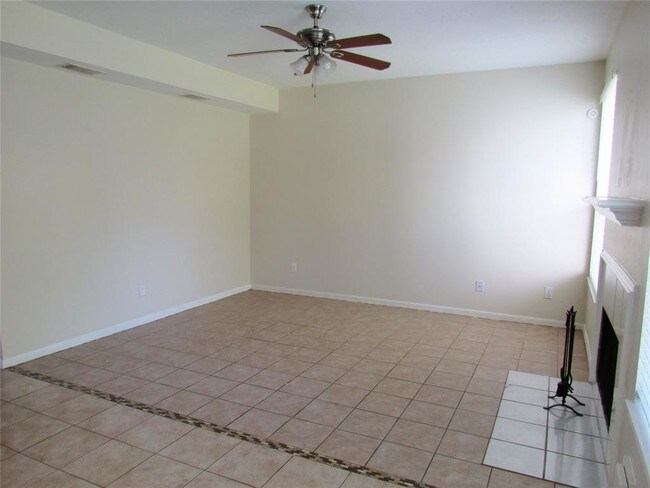 Building Photo - 8230 Brentford Dr