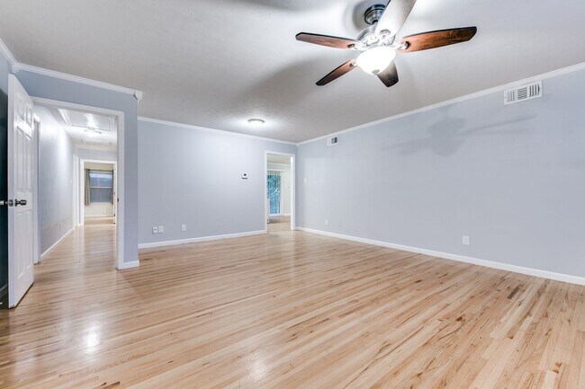 Building Photo - Great Location!