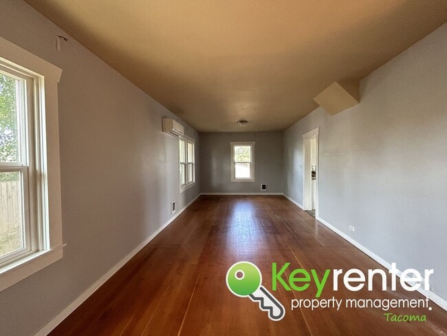 Building Photo - Delightful 3Bed/1.5Bath Craftsman Home