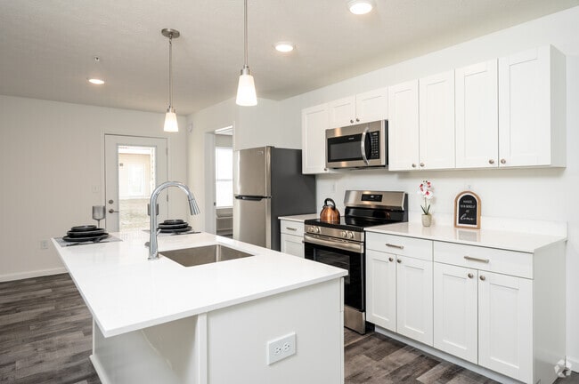 2BR, 2BA - 1,085SF - Kitchen - Madison Flatts