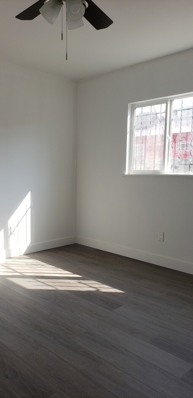 Building Photo - 136 W 99th St