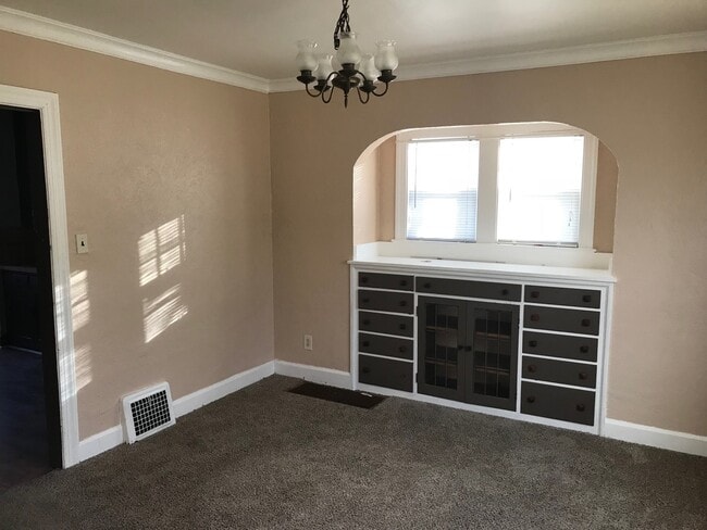 Building Photo - 323 Hillview Dr