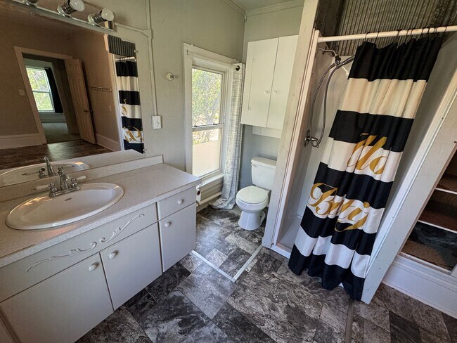 Building Photo - Charming Historic Home in the Heart of Columbus