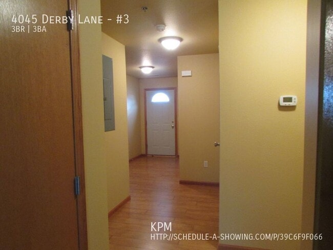 Building Photo - 3 BED | 2.5 BATHS | SINGLE GARAGE | TOWNHO...