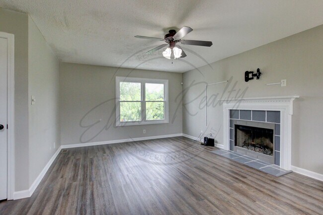 Foto del edificio - Three Bedroom On One Acre Lot in Clarksvil...